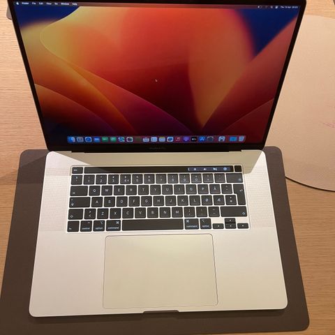 MacBook Pro 16 (Space Gray), 16 GB RAM, 1 TB SSD