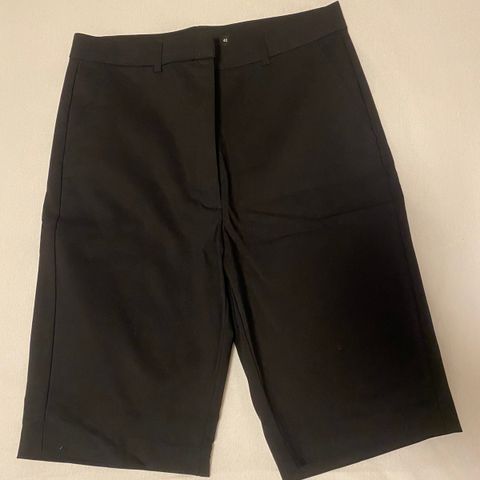 Bikbok shorts i stretchy sort stoff strl. 40