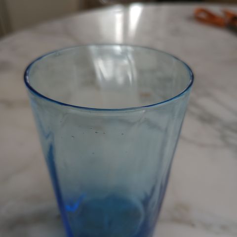 Stripet blått drikke glass