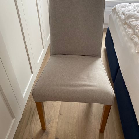 Pent brukt stol fra IKEA selges med trekk