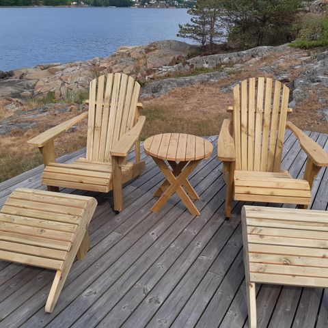 Adirondack-stoler med kjempegod sittekomfort, med skamler og bord.