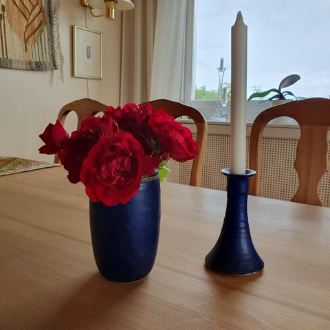 Signert Marit Bergløff:Vakker, blå lysestake og blomstervase