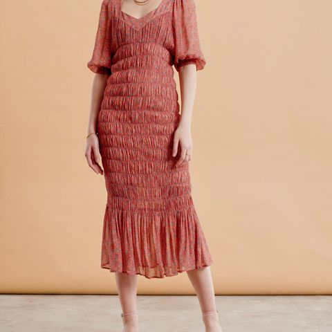 Helt Ny med tag .By Timo GEORGETTE SMOCKING DRESS