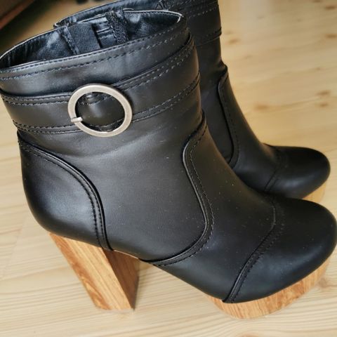 Skoletter str 37, 200,- kr.