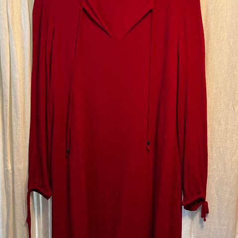 Tunika/kjole i pen rødfarge selges. Str. S