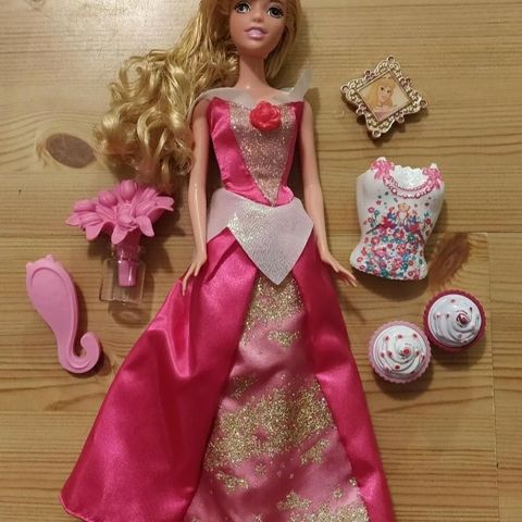 Barbie og Disney dukker 🖤💜( flere bilder)