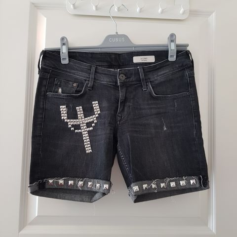 Judas Priest shorts med nagler, one of a kind, kan sendes
