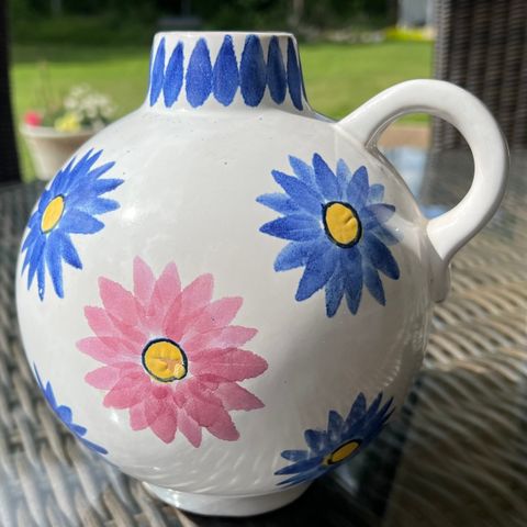 Keramikk VASE ca. 1970, mugge m/hank, hvit, blå og rosa blomster, signert