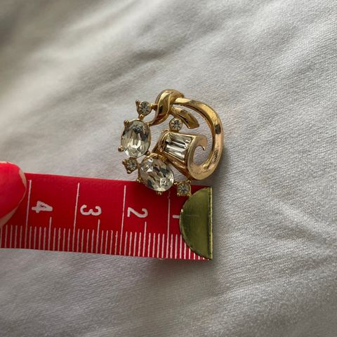 En knipsøredobb fra Trifari Jewelry (retro), kan brukes som smykkeanheng, brosje