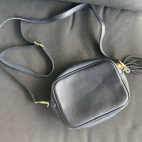 Crossbody skinnveske