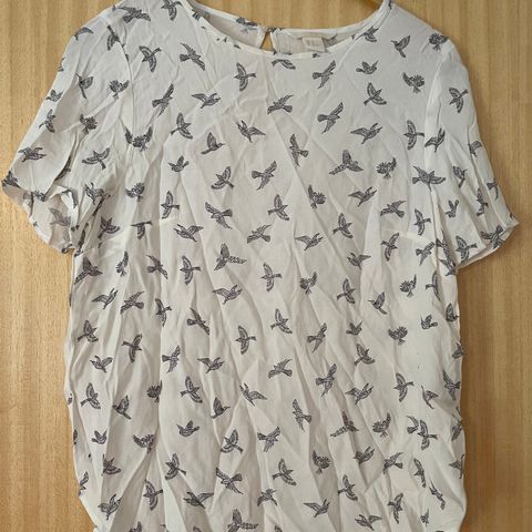 Hvit topp/bluse m. fuglemotiv / str 40