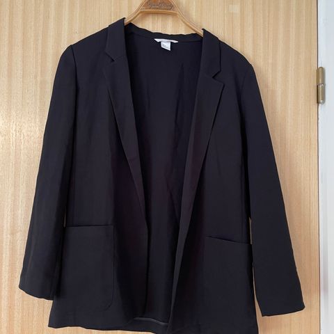 Svart blazer fra H&M str 38