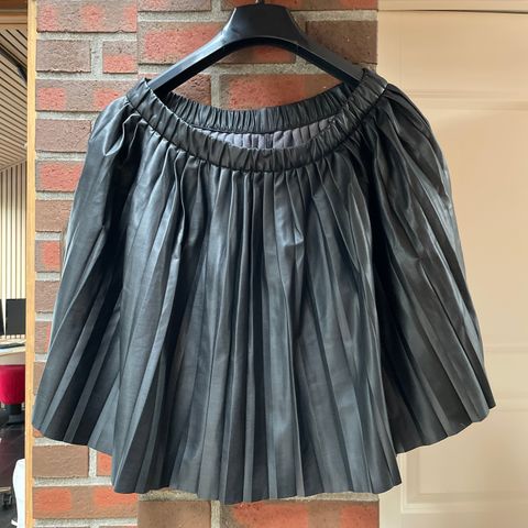 Svart skjørt str M, pleated skirt(folder) kr 100 Monkl