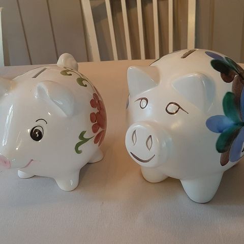 To fine sparebøsser i keramikk, selges samlet kr 200
