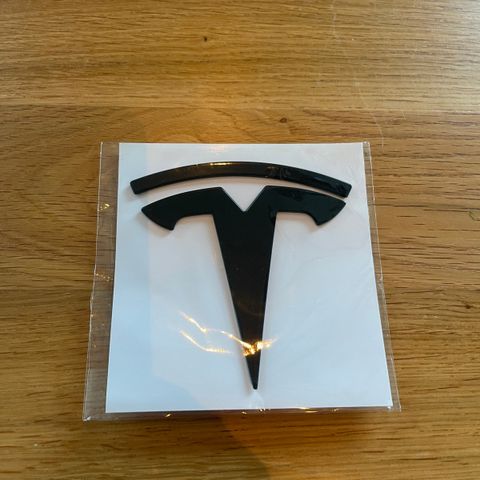 Tesla model y logo matt sort bakluke