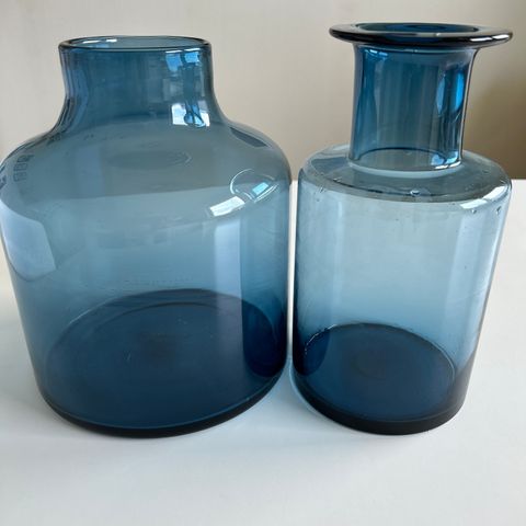 2 asurblå vaser. Den ene fra Bloomingville