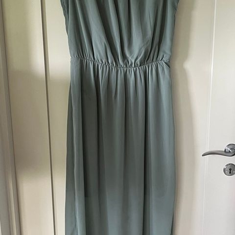 Lys grønn, lang kjole str 38
