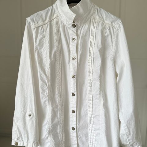 Hvit skjorte / jakke med flotte detaljer - Str Large - ikke brukt