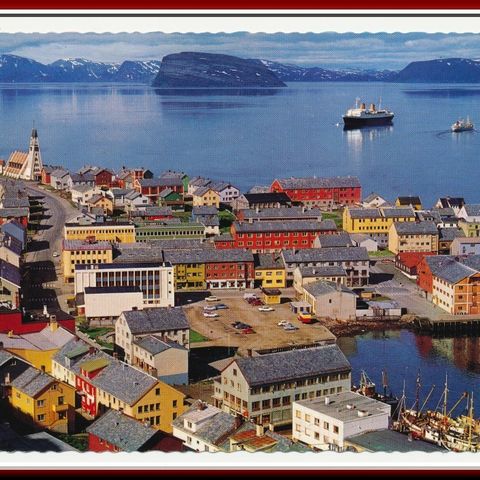 ** HAMMERFEST. HURTIGRUTE.  FERGE Løper inn **