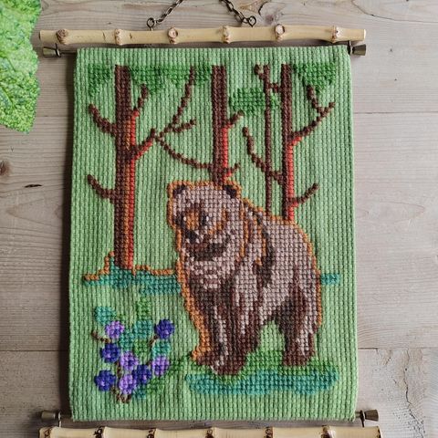 Veggbilde med ein brodert bjørn på / broderiet måler 25 x 33 cm