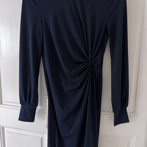 Mørkeblå klassisk kjole fra Vero Moda