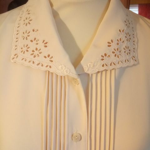 Nydelig vintage bluse med hullbroderi på krave og biser foran.