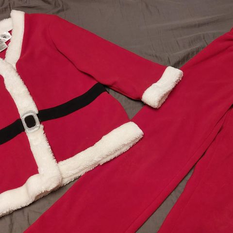 Nydelig 2 delt julenisse kostyme i fleece str 8-10år