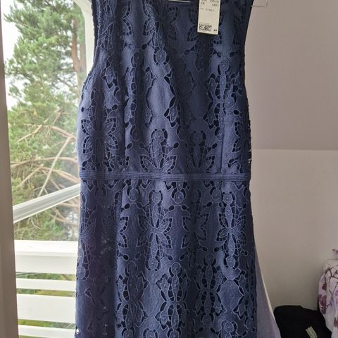 Ny mørk blå kjole I str. L