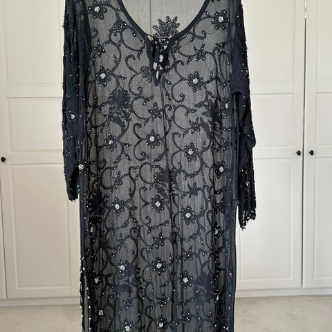 Nydelig sort lang tunika / strandkjole med strass / str M/L