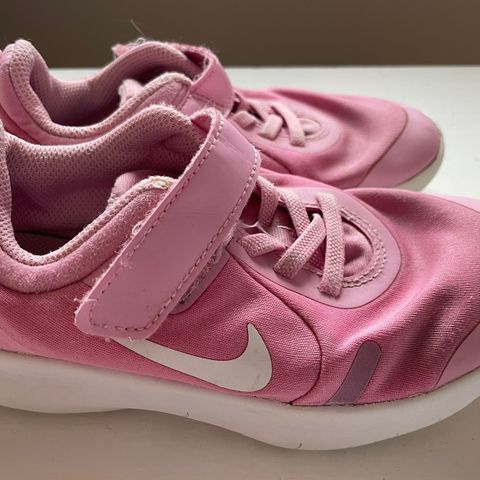 Lette rosa joggesko fra Nike i strl 31,5