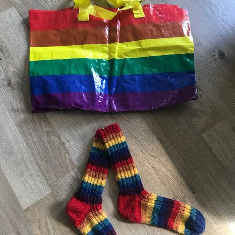 PRIDE !! Strikkede regnbuesokker str ca 40 og strandbag