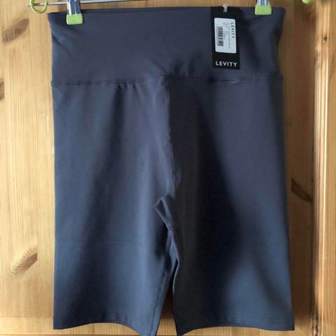 HELT NY GRÅ STRETCH SHORTS FRA LEVITY, STR. M