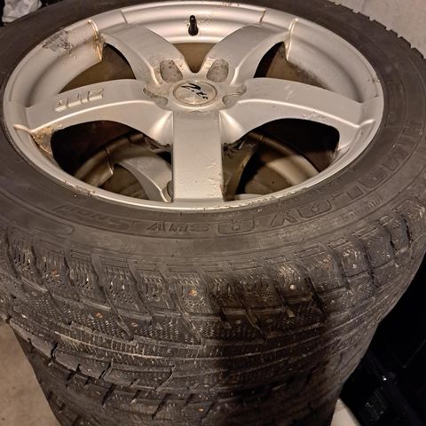 4 stk Federal vinterdekk m/pigger 235 / 55 R18