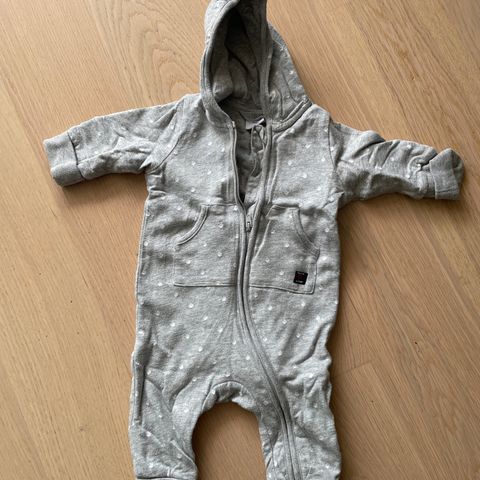 Dress nyfødt m/glidelås str 56 (1-2m) fra PoP