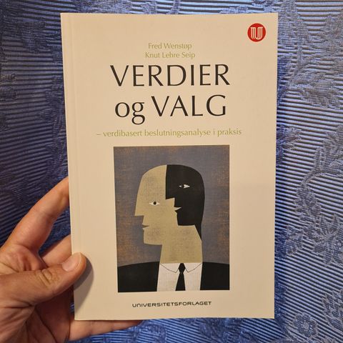 Verdier og valg. ISBN: 9788215014104