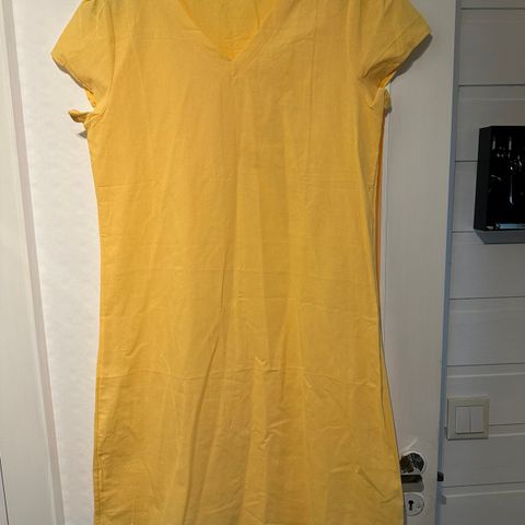 Ny gul kjole, kr 50,-