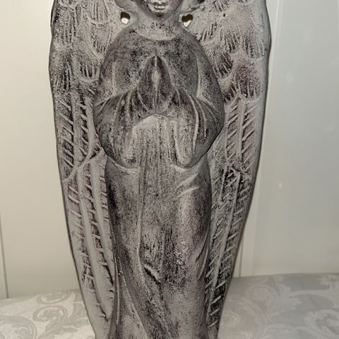 Flott Gravpynt i pen og unik Engel statue på 29 cm