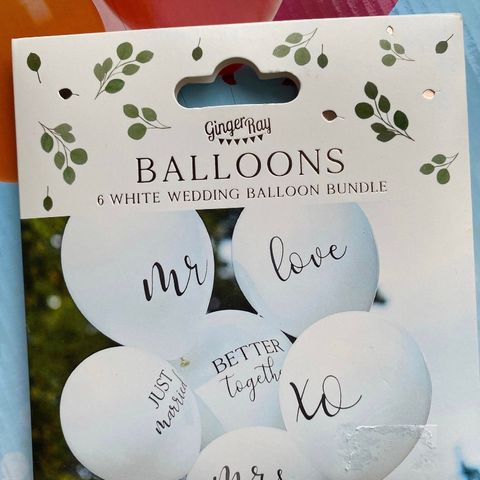 Hvite ballonger til bryllup