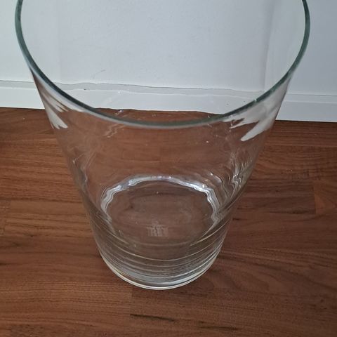 Vase i glass stor og høy fra IKEA for kr. 220