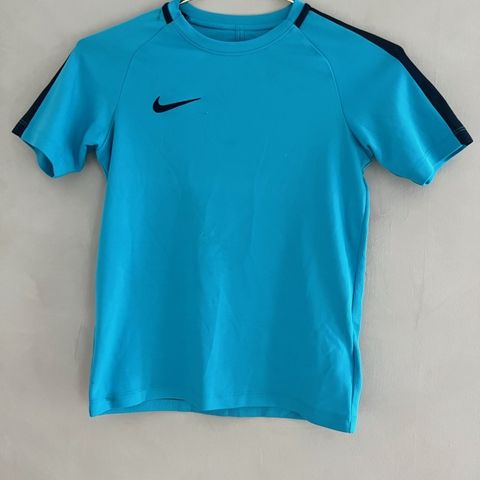 Nike T-skjorte str. 8-10 år