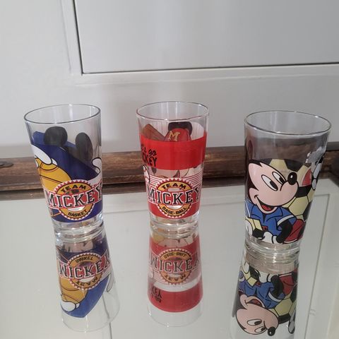 MICKEY MOUSE GLASS eldre 
Med fine detaljer