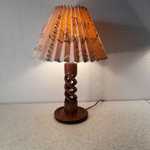 Vintage håndlaget bordlampe i tre