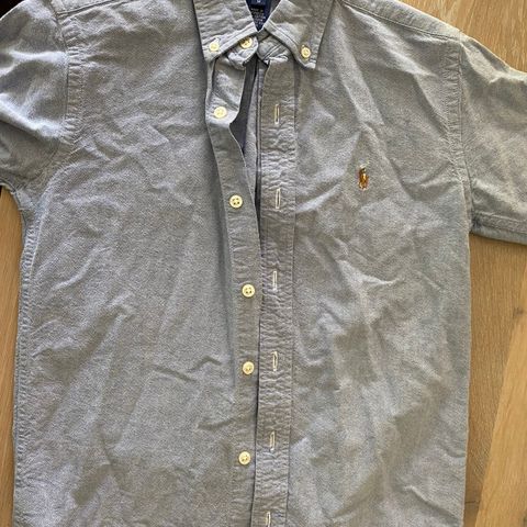 Skjorte Ralph Lauren str 8, liten i størrelsen
