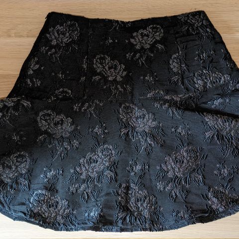 Sort mini jacquard skjørt fra na-kd