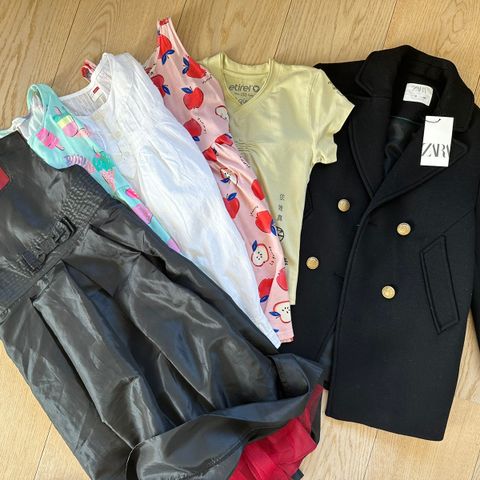 Klespakke i størrelse 140 / Ny Zara ullfrakk plus 3 kjoler bluse t-skjort