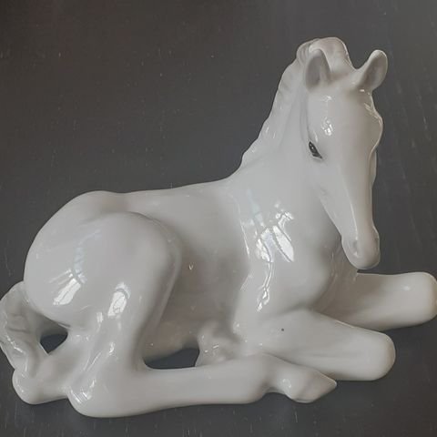 Figur "Liggende Hvit hest" - produsert av Lomonosov Porselensfabrikk