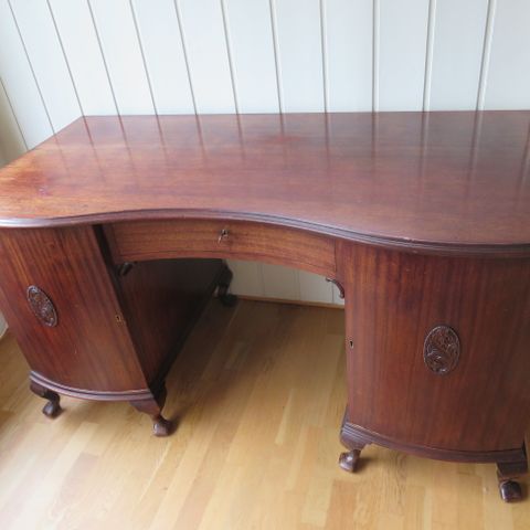 Solid, eldre mahogni  skrivebord i original og fin stand