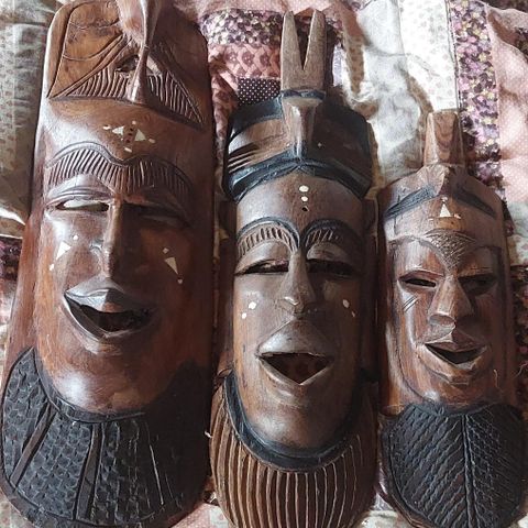 Afrikanske masker i Ibenholt selges.