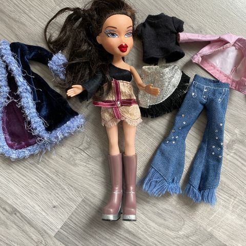 Vintage Bratz  med klær + et ekstra  hode....