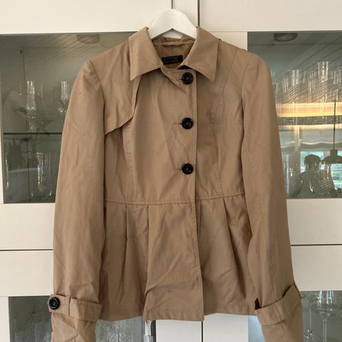 Kort trenchcoat i beige fra Only